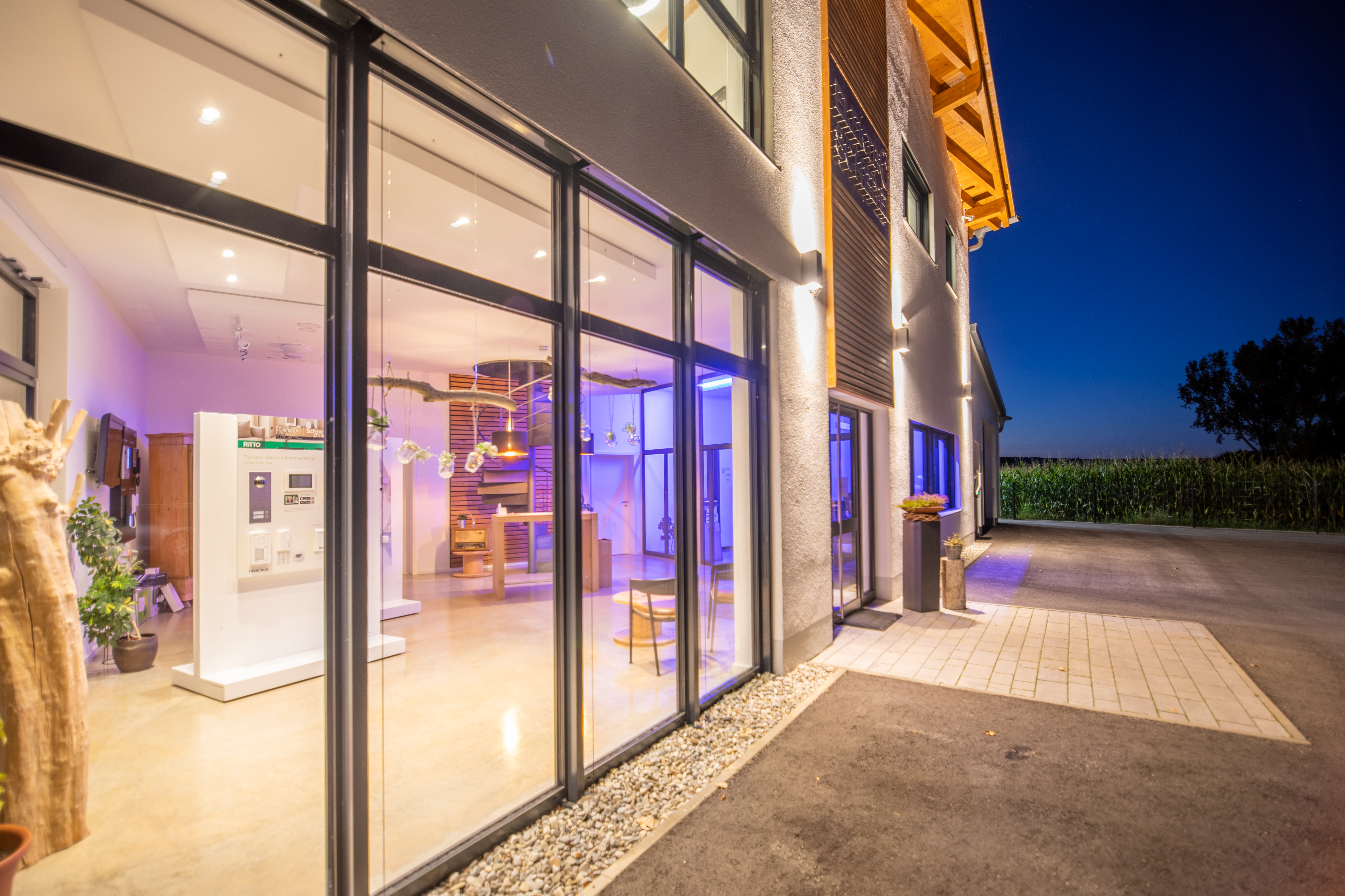 Grosse gereinigte Schaufenster einer Boutique im dunkeln beleuchtet