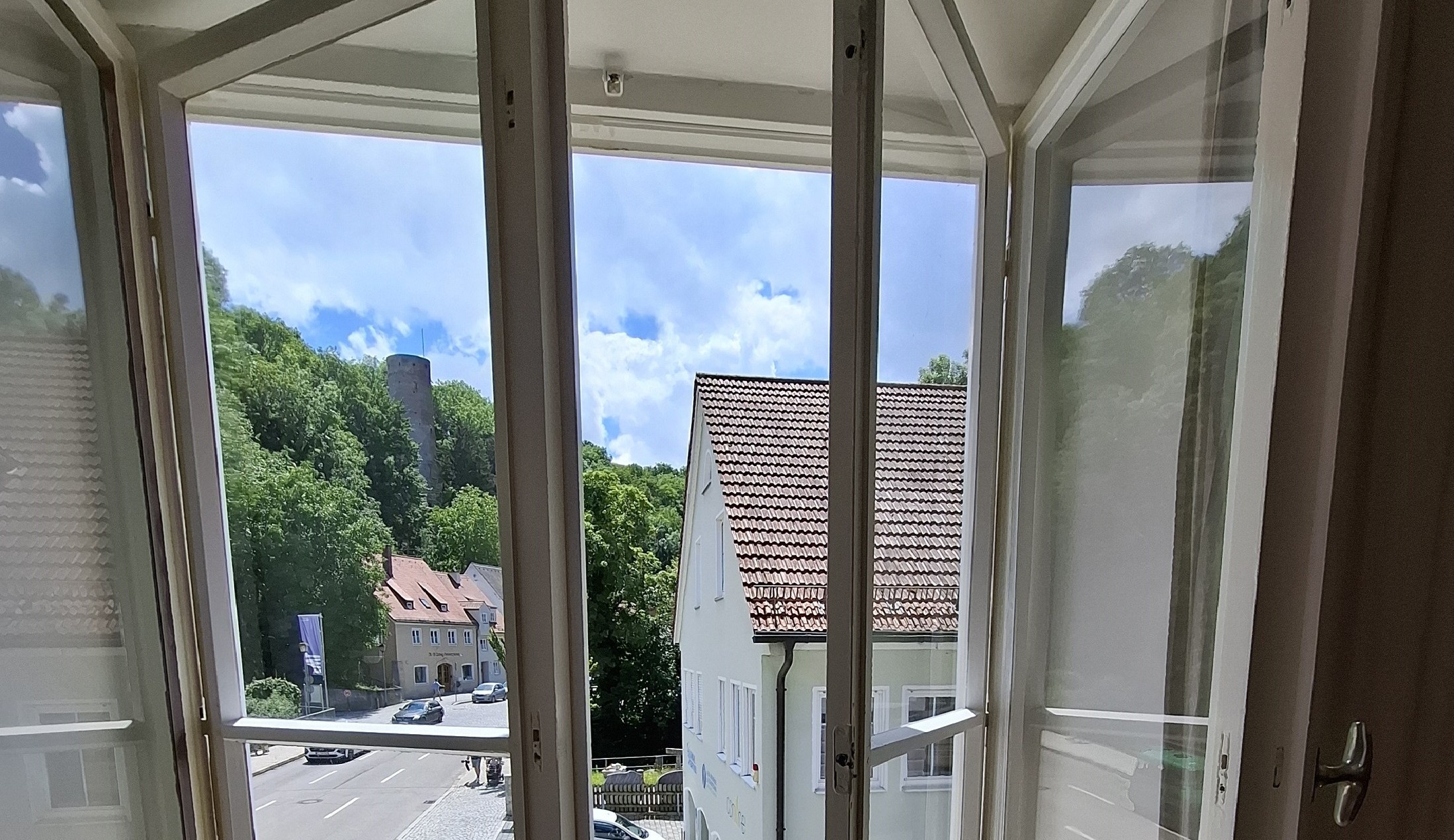 gereinigtes Fenster, im Hintergrund ein Haus mit Straße