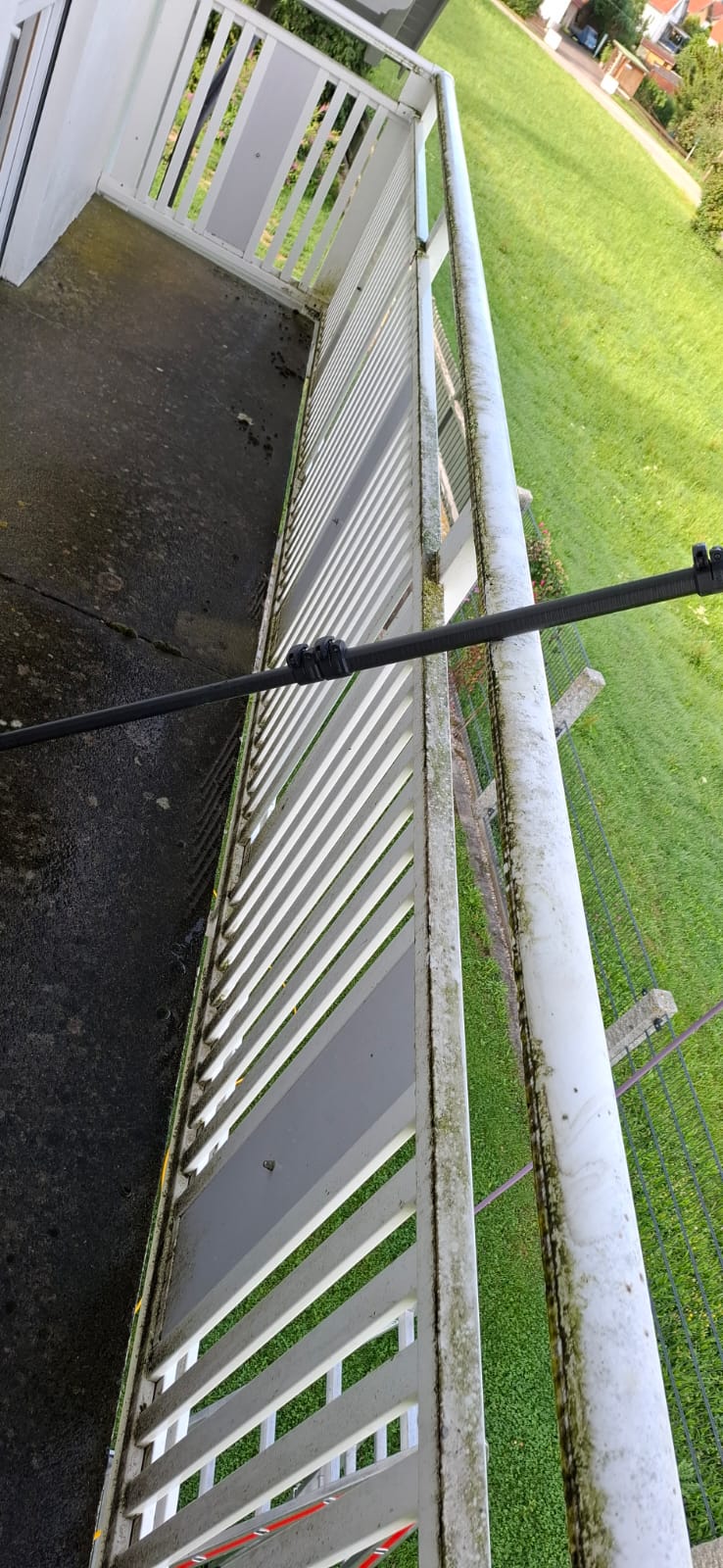Terrasengeländer vor der Reinigung.