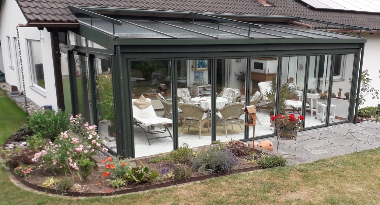 Wintergarten mit gereinigten Glasflächen und Sitzmöbeln